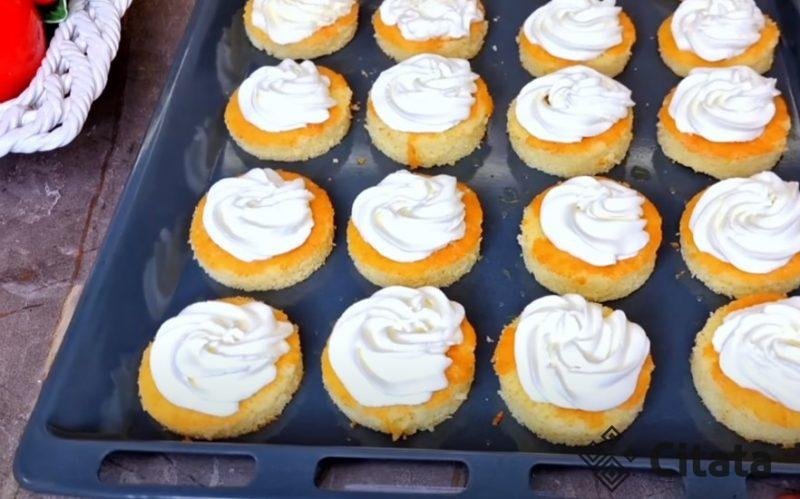 Каждый год готовлю на праздничный стол! Пирожные с кремом: вкусный и быстрый десерт