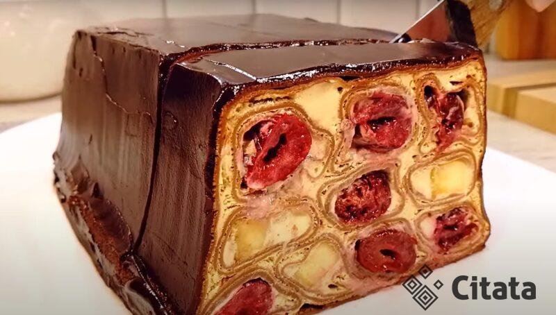 Нежный шоколадный торт с вишней и бананом. И никакой духовки: чудо-торт на праздничный стол