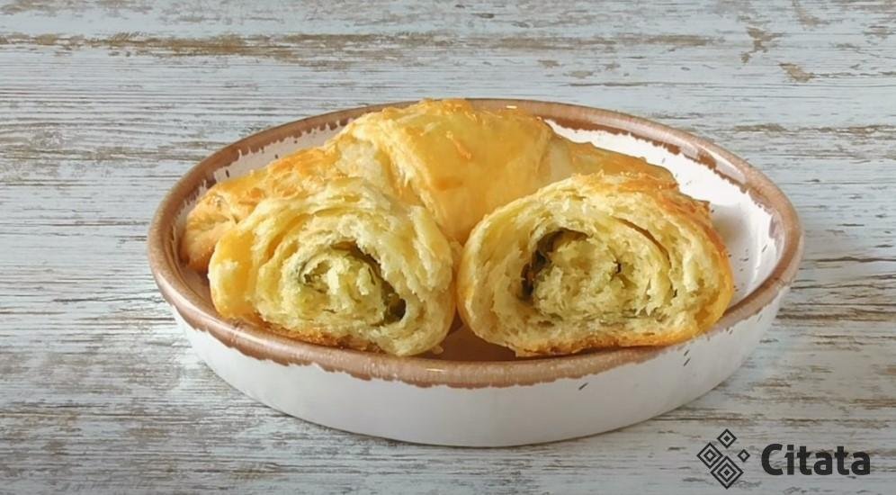Быстрые булочки-рогалики с сыром и зеленью. Тесто на кефире: всегда хорошо получается и пропекается