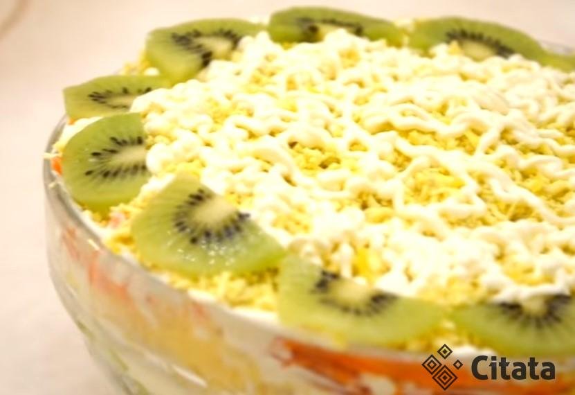 Оригинальный салат с киви и куриным мясом