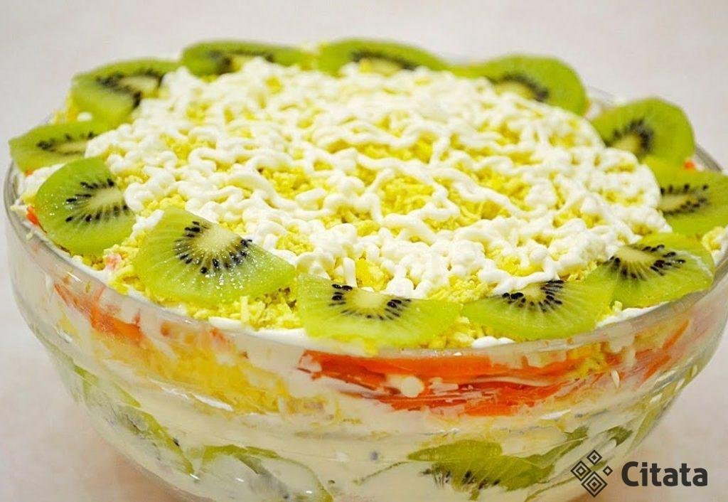 Оригинальный салат с киви и куриным мясом