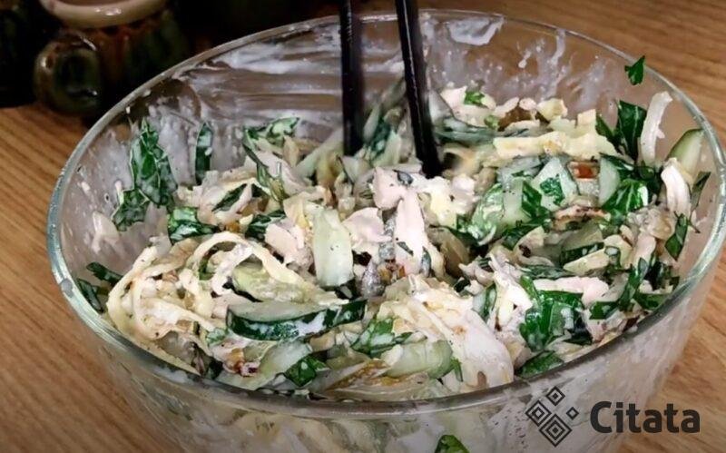 Салат, который выручит любую хозяйку. Вкусно и недорого: съедается за один присест