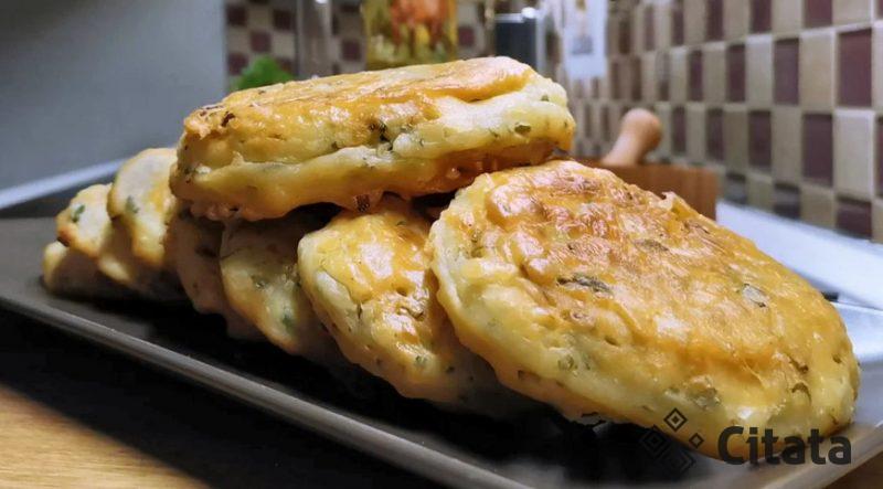 Тесто без дрожжей за 5 минут. "Ленивые" пирожки с яйцом и луком: жарю, как оладьи