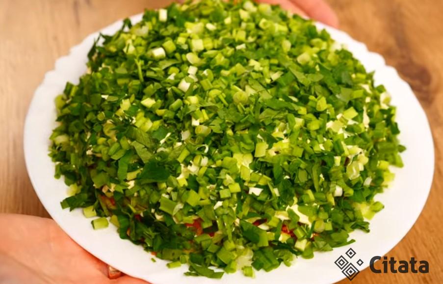 Потрясающе вкусный салат «Курица под новой шубой». Съедят за минуту этот вкусный салат