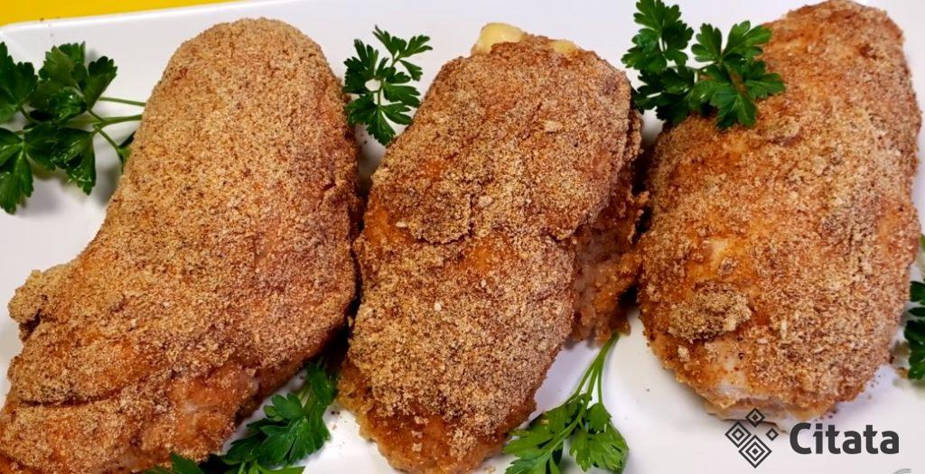 На филе выкладываю ананасы с сыром и в духовку. Нежно вкусные рулетики из курицы