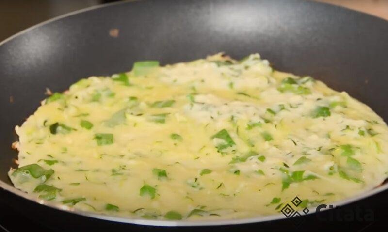 Намного вкуснее, чем надоевшая пицца. Просто натрите кабачки и картошку: быстро и вкусно