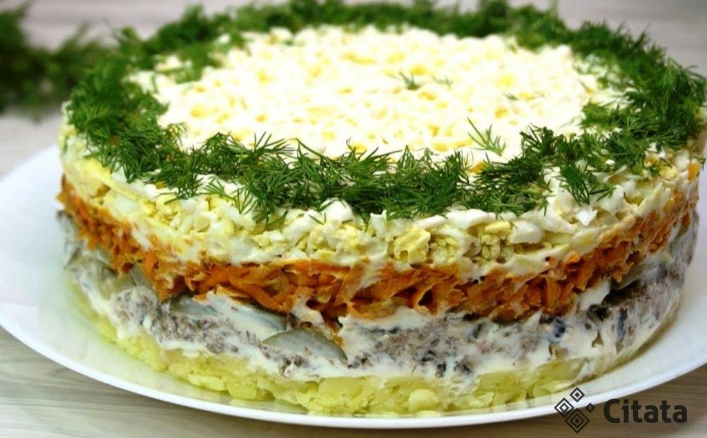 До чего же вкусный салат. Ни одно застолье без него не обходится. Улетает первым