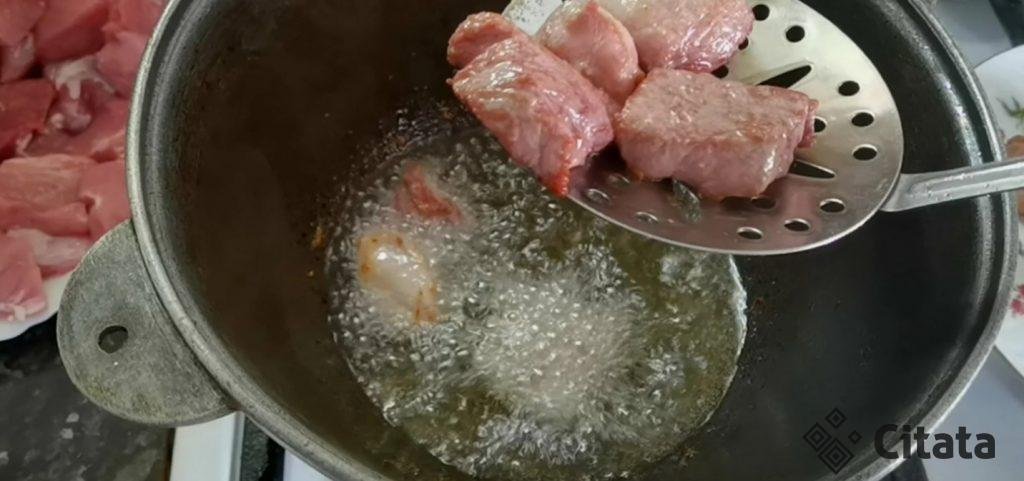 Необычный способ приготовления мяса: получается нежное и вкусное. Рецепт оригинальной подливы