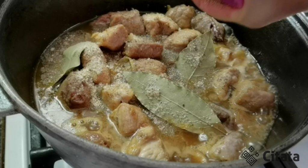 Необычный способ приготовления мяса: получается нежное и вкусное. Рецепт оригинальной подливы