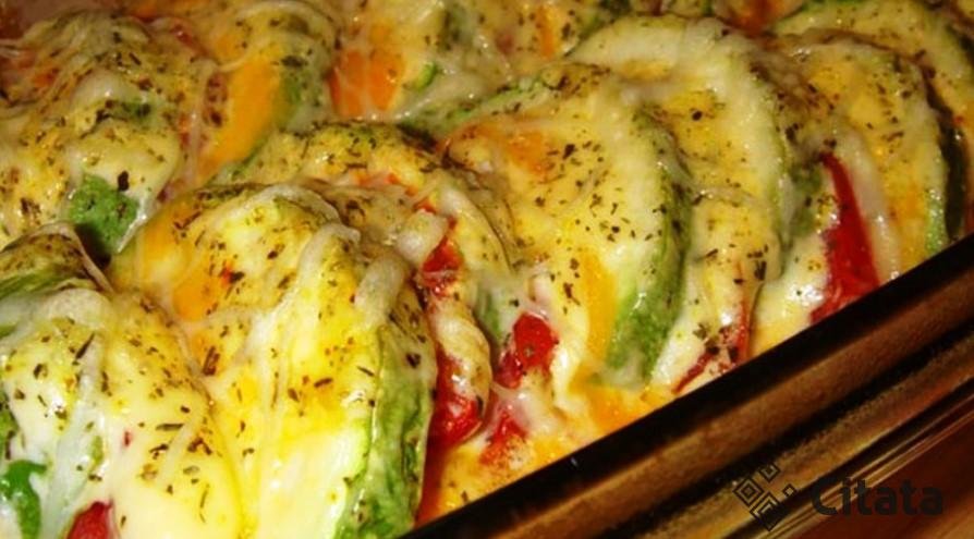 Рецепт для ценителей овощных блюд: кабачки с помидором и сыром в духовке
