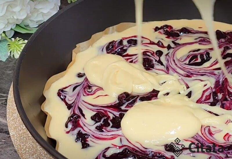 Вкуснее, чем Шарлотка. Ароматный и нежный пирог без миксера с ягодной начинкой