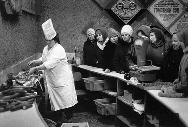 Праздничный стол во времена СССР. Какие блюда его украшали?