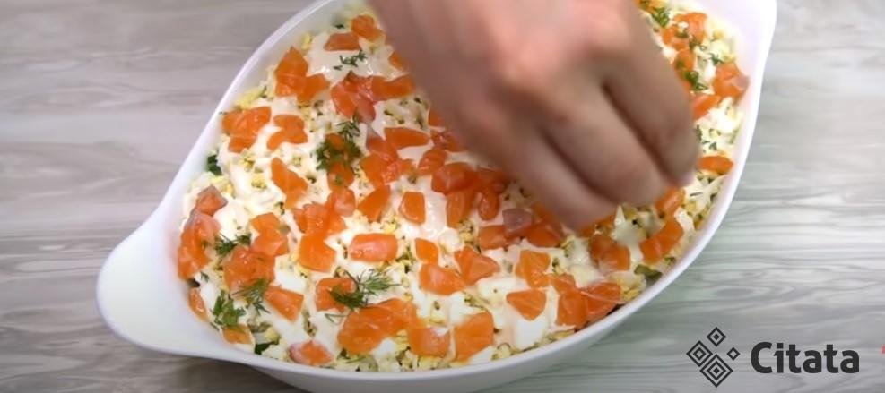 Действительно очень вкусный салат на Новый год. Исчезает первым со стола, проверено годами