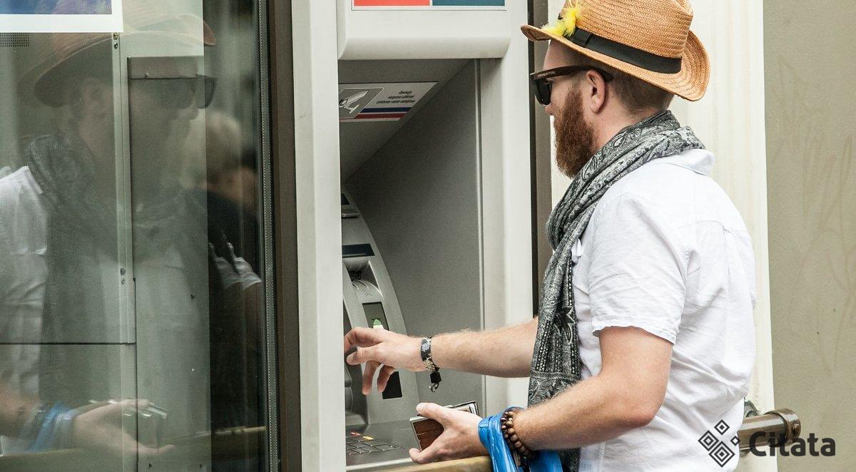 Negali pasiimti savo pinigų: bankai prašo pasiaiškinti, kur žmonės leidžia dideles sumas grynųjų