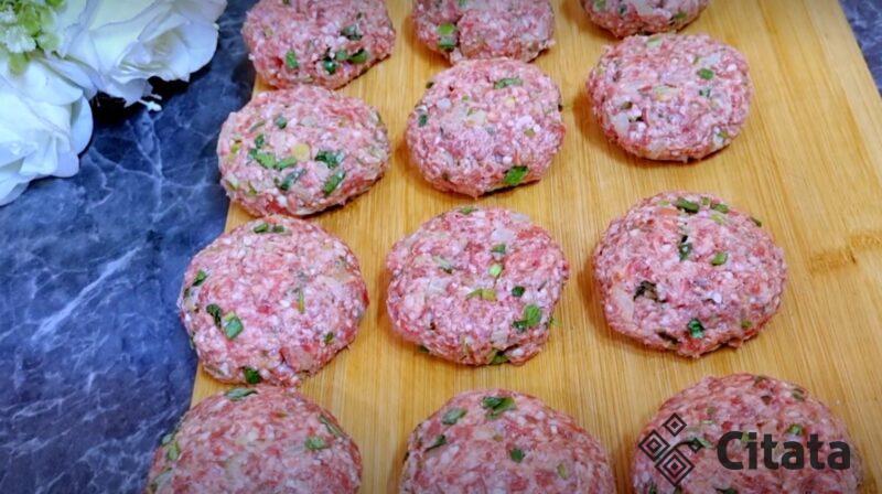 Знаменитый повар поделился рецептом отличных котлет. Теперь родные просят готовить только так