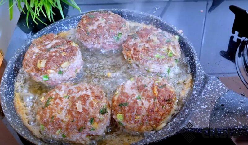 Знаменитый повар поделился рецептом отличных котлет. Теперь родные просят готовить только так