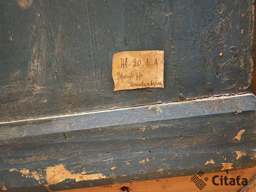 Lipdė paveikslo nugarinėje pusėje (nuotr. pranešimo spaudai / Karolina Koroliova-Barkova)