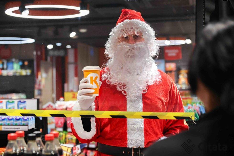 „Circle K“ vaišina Kalėdų Senelius nemokama kava (nuotr. pranešimo spaudai)