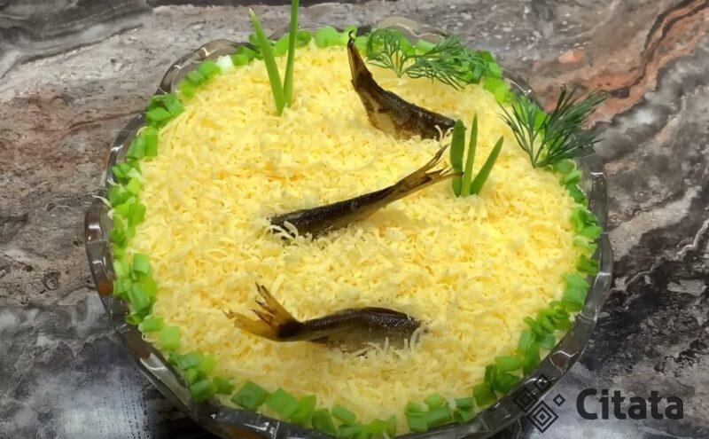 Рецепт из советского детства. Простой и вкусный салат со шпротами на праздничный стол