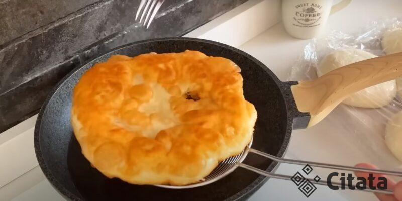 Просто мука и горячая вода. Рецепт вкусных лепёшек без яиц и молока