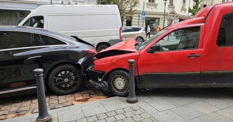 Jaunų vairuotojų saugumas: ar riboti variklio galią ar kelti draudimo kainas?