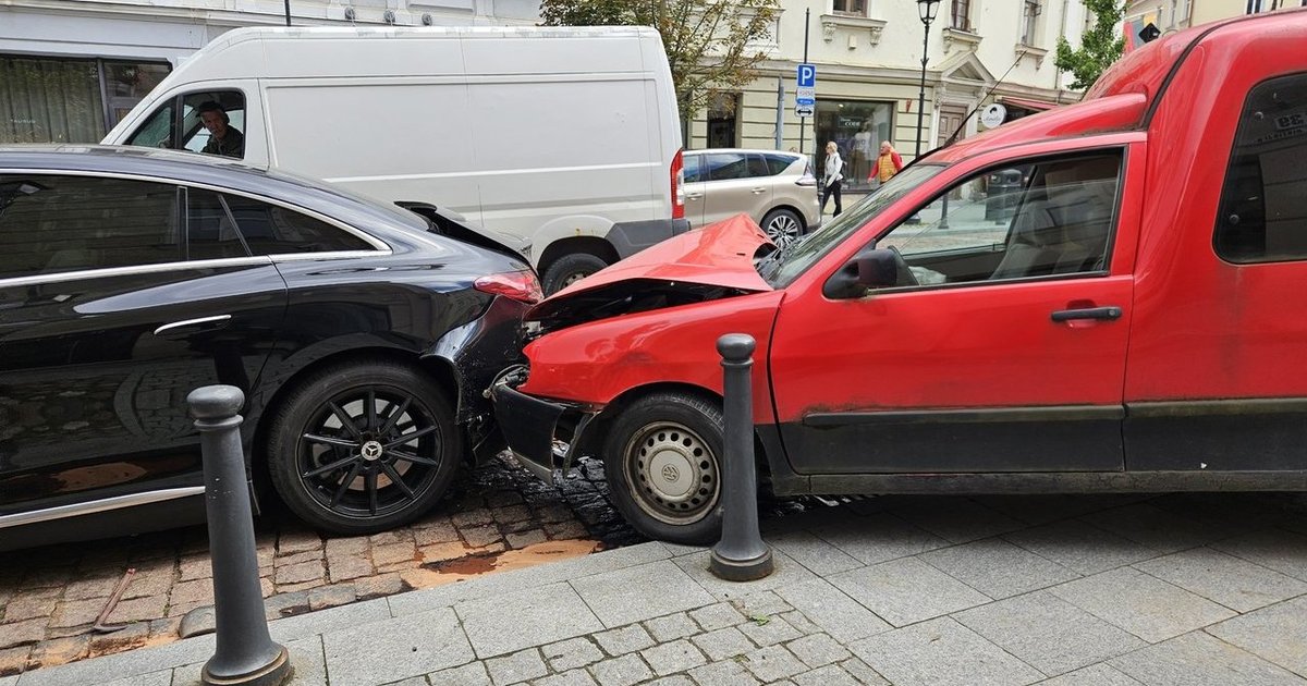 Jaunų vairuotojų saugumas: ar riboti variklio galią ar kelti draudimo kainas?