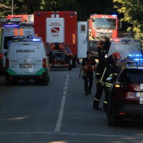 Vilniuje „Volvo“ įvažiavo į tvenkinį: gelbėtojai kovojo dėl vairuotojos gyvybės