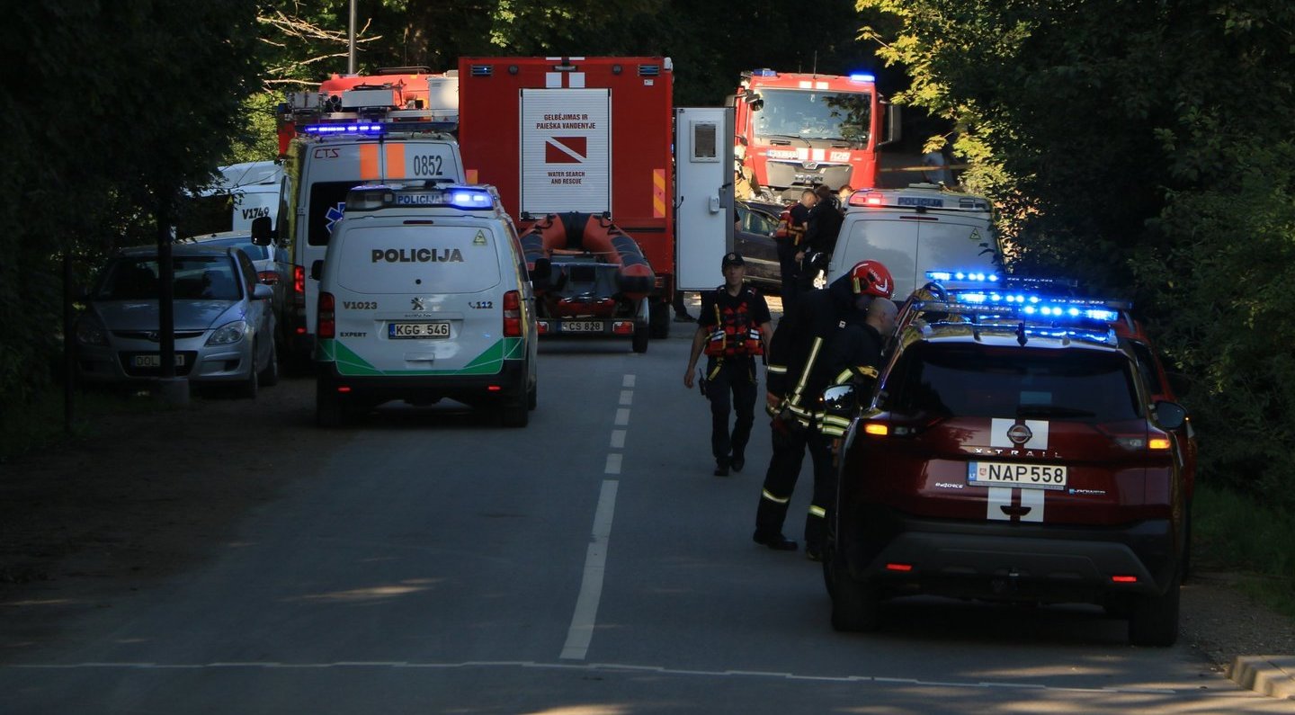 Vilniuje „Volvo“ įvažiavo į tvenkinį: gelbėtojai kovojo dėl vairuotojos gyvybės
